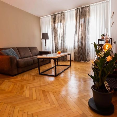 Cosy 2-Bedroom Flat - Fully Equipped Ρέσιτσα Εξωτερικό φωτογραφία